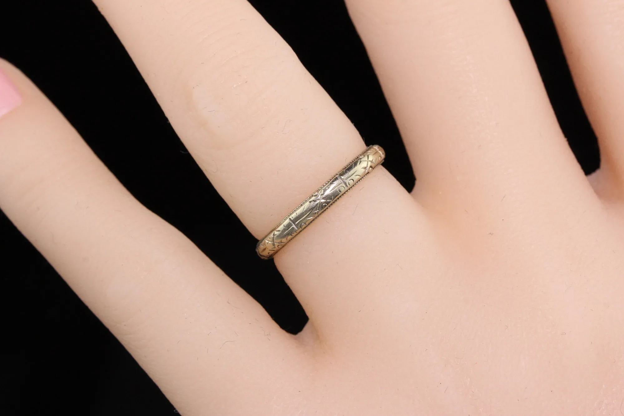 Circa 1922 - Antique Art Deco 18K White Gold Engraved Wedding Band - Size 5 1/4