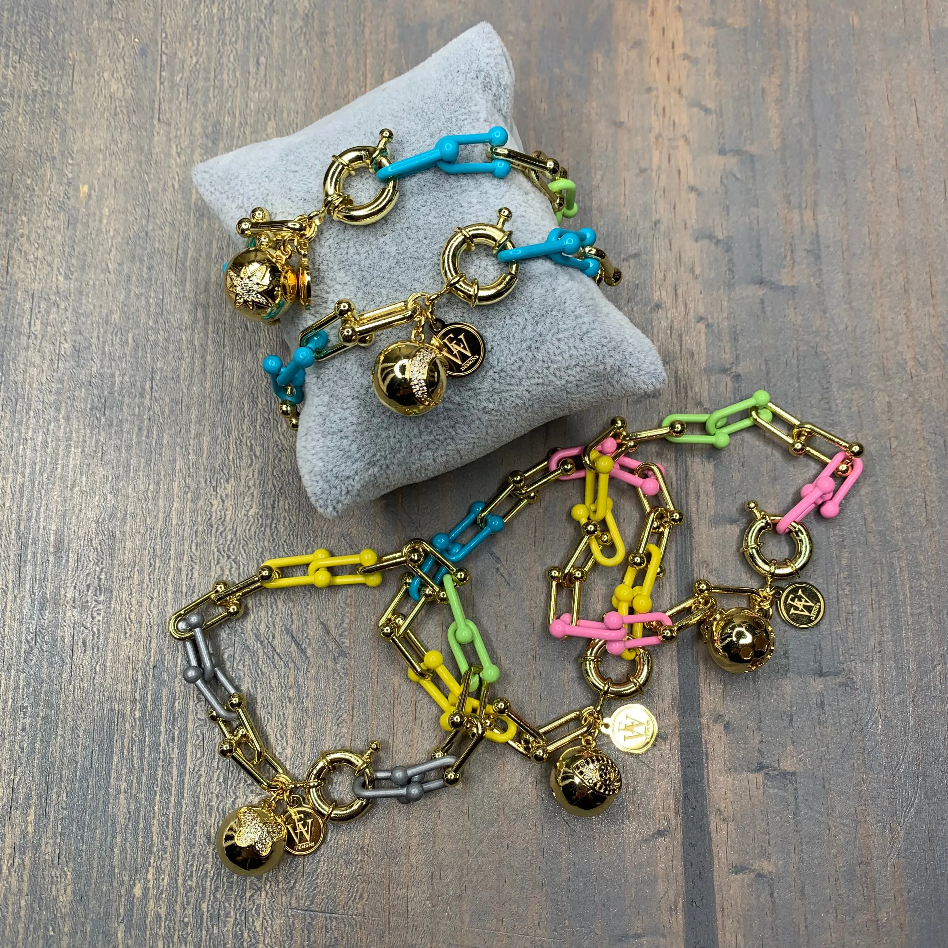 Enameled Tiffany Style Chain with a Gold Plated Ball Pendant Bracelet 400-09 | Erika Williner Designs