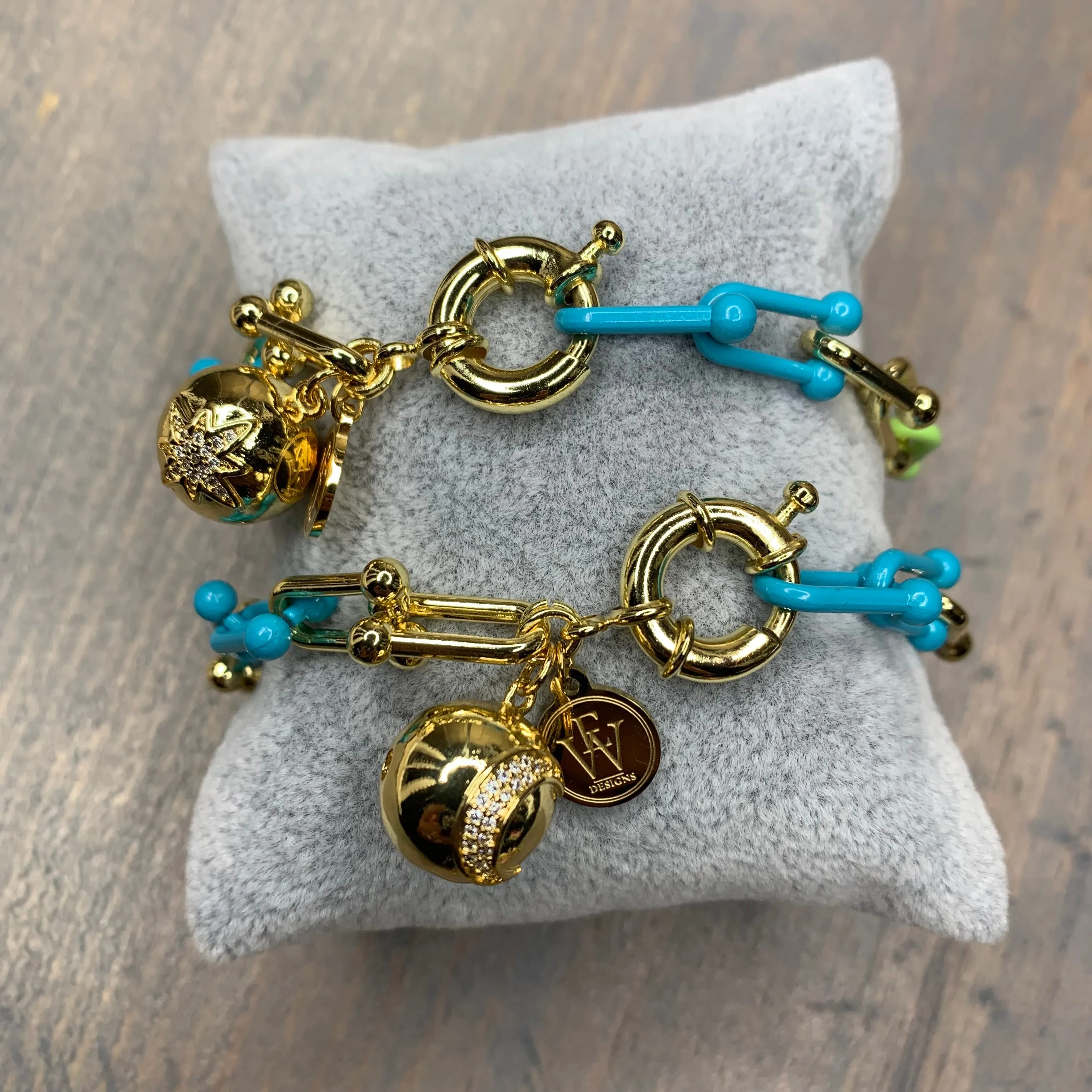 Enameled Tiffany Style Chain with a Gold Plated Ball Pendant Bracelet 400-09 | Erika Williner Designs