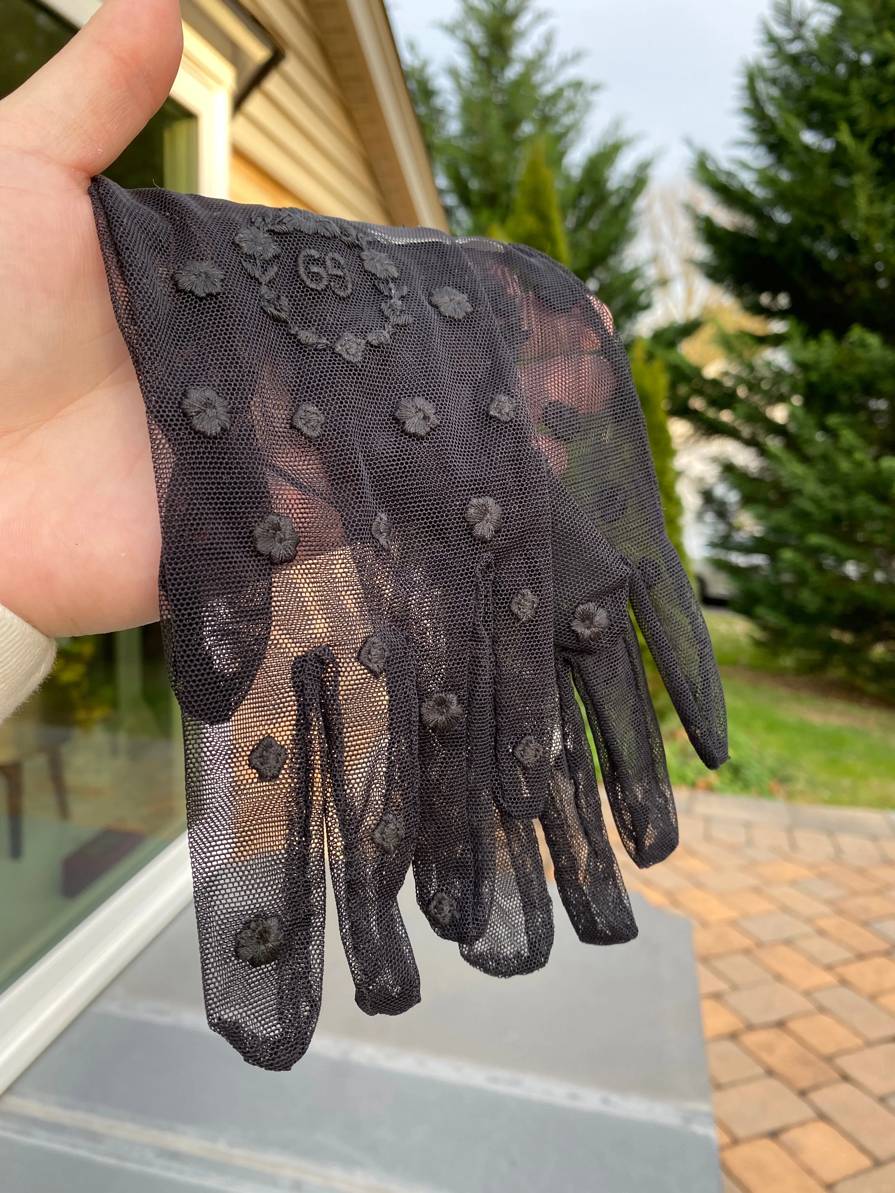Gucci GG Laurel Embroidered Tulle Gloves in Black