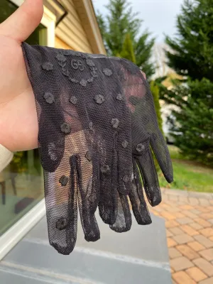 Gucci GG Laurel Embroidered Tulle Gloves in Black