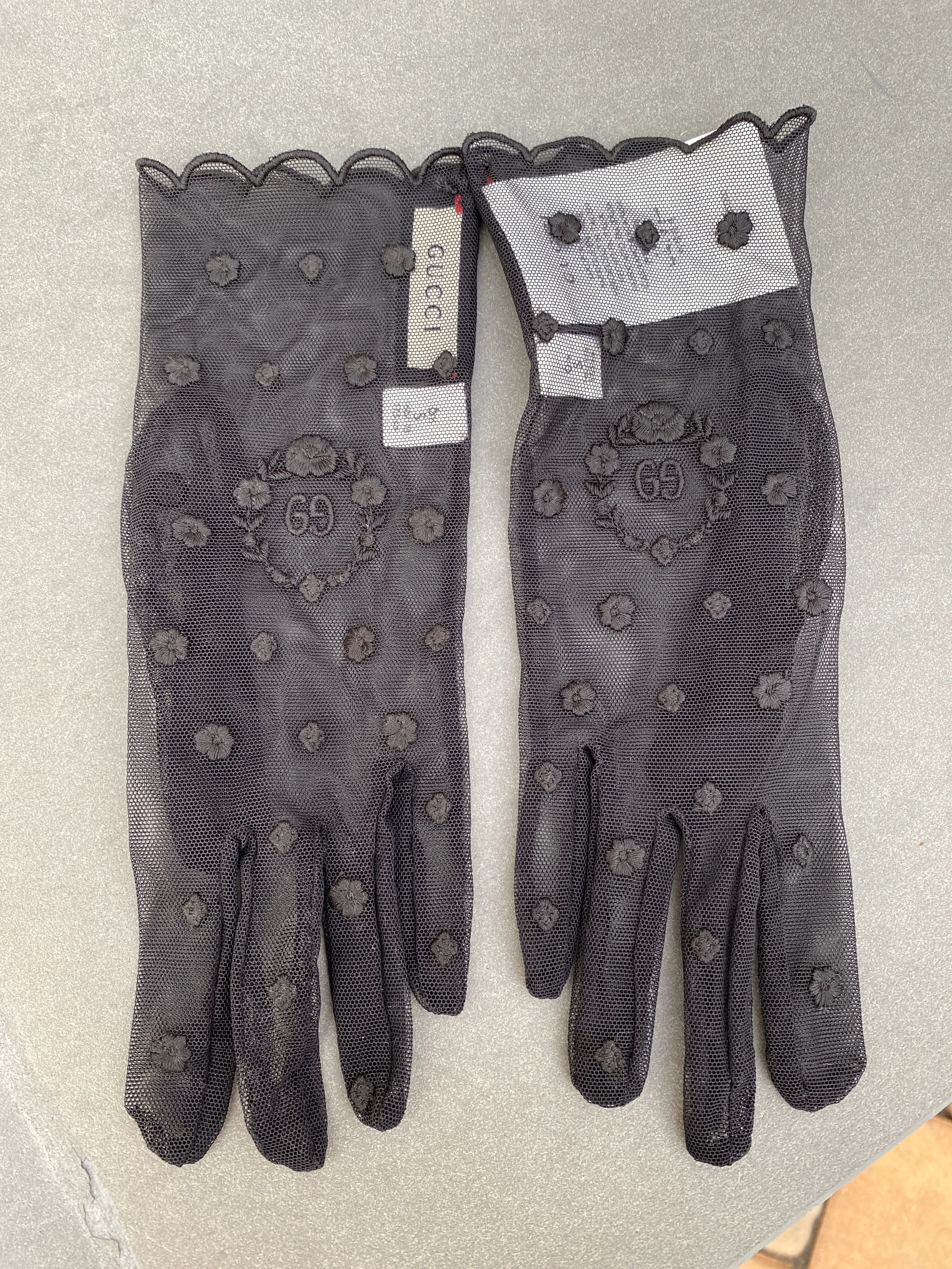 Gucci GG Laurel Embroidered Tulle Gloves in Black