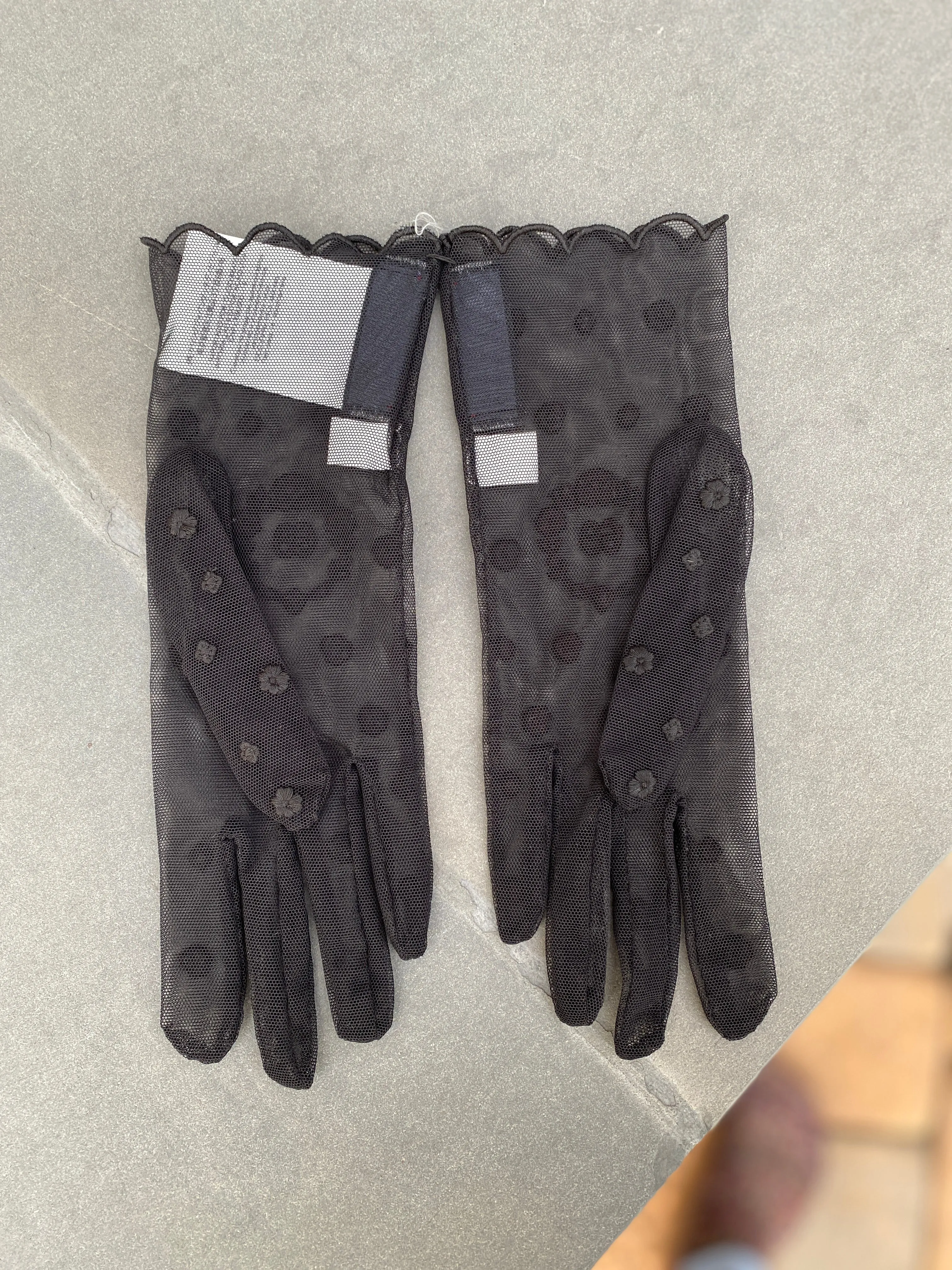 Gucci GG Laurel Embroidered Tulle Gloves in Black