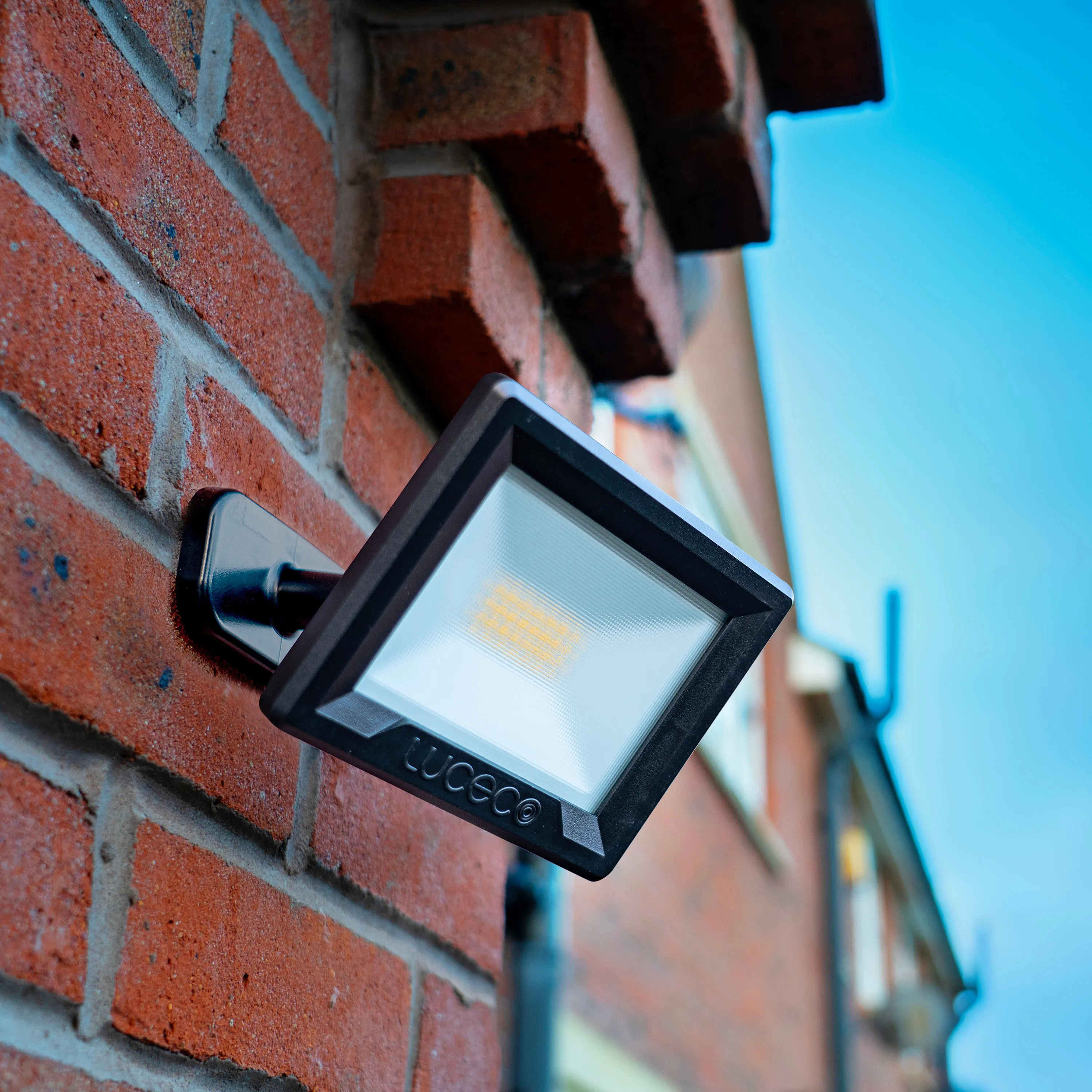 Luceco EFLD20B40-06 20W Essence Security Non-PIR Floodlight with Ball Joint 1m Cable - Black